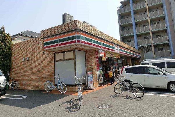 近くのコンビニまで200m（徒歩3分）