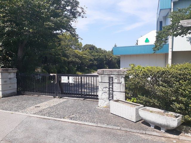 近くの米本南小学校まで262m（徒歩4分）