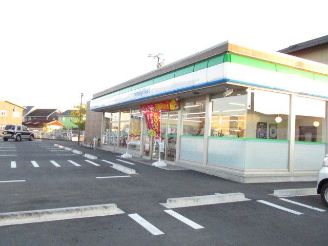 近くのファミリーマート　向谷店まで500m（徒歩7分）