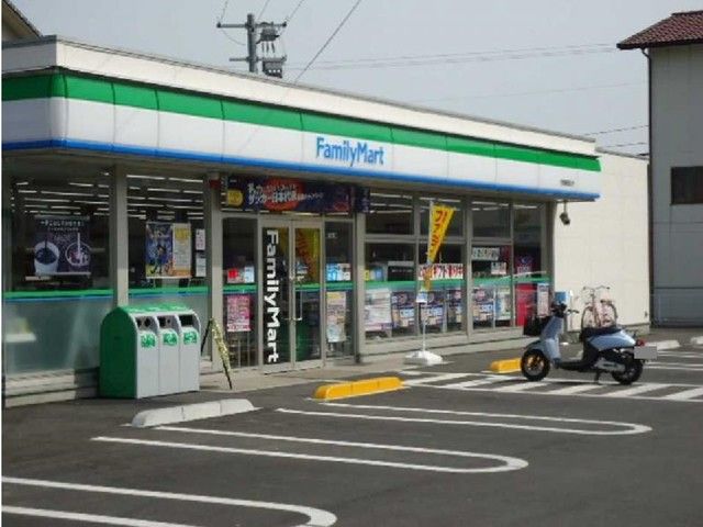 近くのファミリーマートまで450m(徒歩6分)