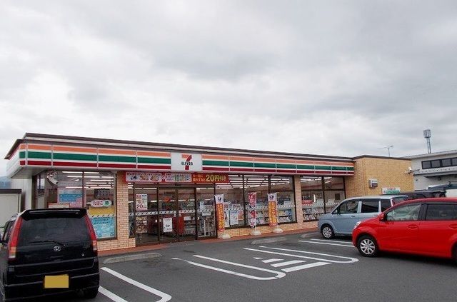 近くのコンビニまで700m（徒歩9分）