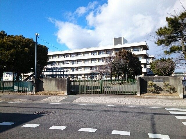 近くの市立中居小学校まで350m(徒歩5分)