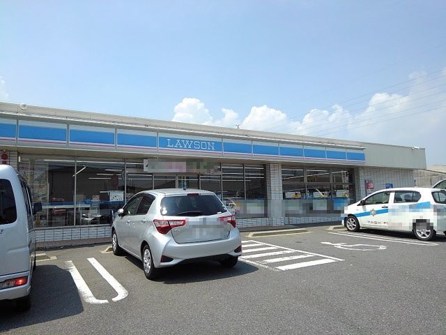 近くのローソン川越町高松店まで900m(徒歩12分)
