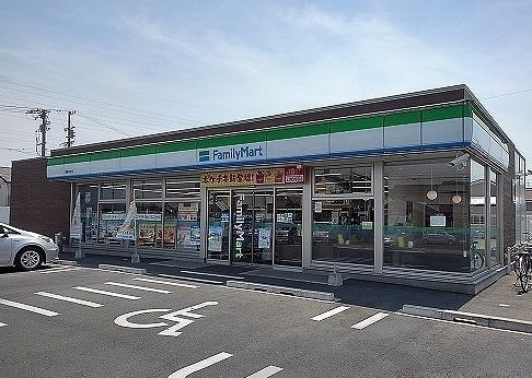 近くのファミリーマートまで750m(徒歩10分)