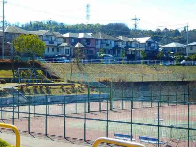 近くのこばさか公園テニスコートまで220m（徒歩3分）