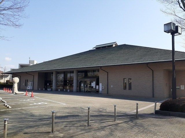 近くの三田市立図書館様まで500m（徒歩7分）