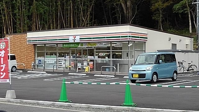 近くのセブンイレブンまで550m（徒歩7分）