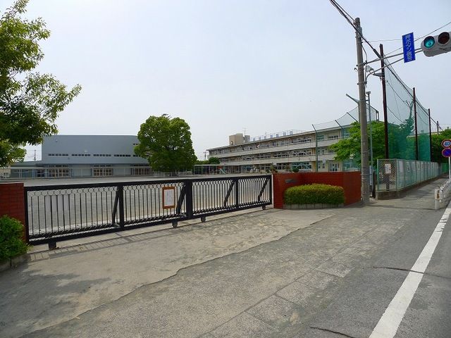 近くの太田市立韮川小学校まで450m（徒歩6分）