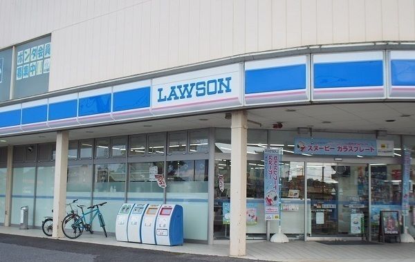 近くのローソン学園１丁目店まで300m（徒歩4分）