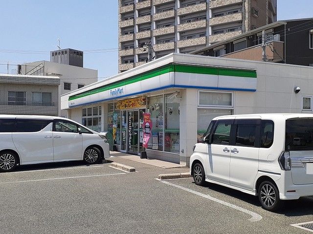 近くのファミリーマート尾ノ上４丁目店まで290m（徒歩4分）