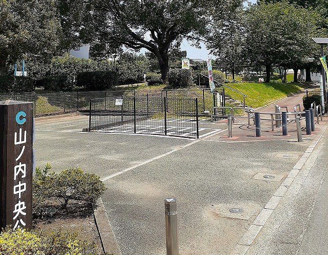 近くの山ノ内中央公園まで500m（徒歩7分）