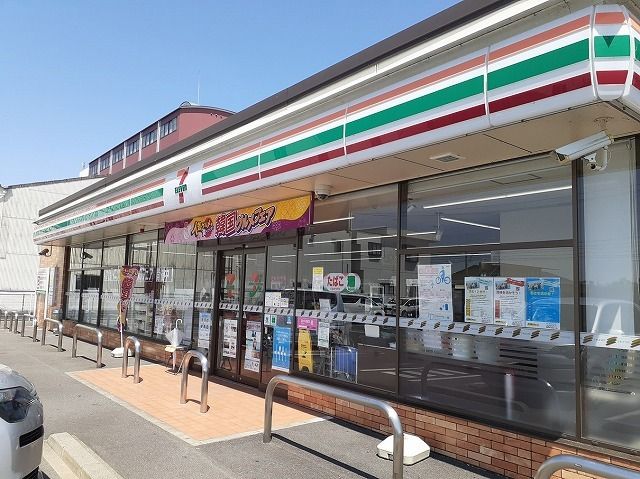 近くのセブンイレブン薮田東１丁目店まで290m（徒歩4分）