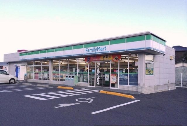 近くのファミリーマートさんまで130m（徒歩2分）