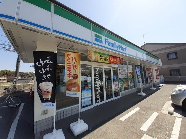 近くのコンビニまで550m（徒歩7分）