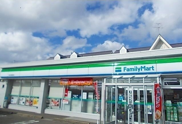 近くのファミリーマート広面板橋添店まで322m（徒歩5分）
