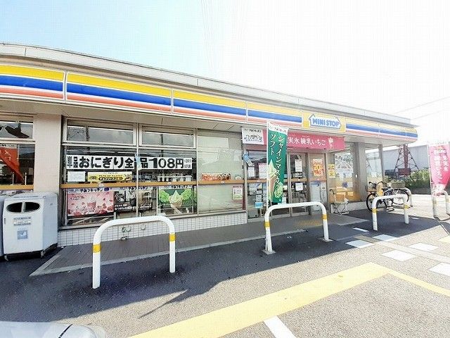 近くのミニストップ神戸玉津店まで230m（徒歩3分）