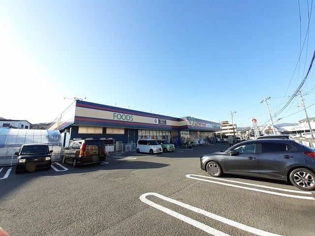 近くのよどやドラッグ高知塩屋崎店まで146m(徒歩2分)