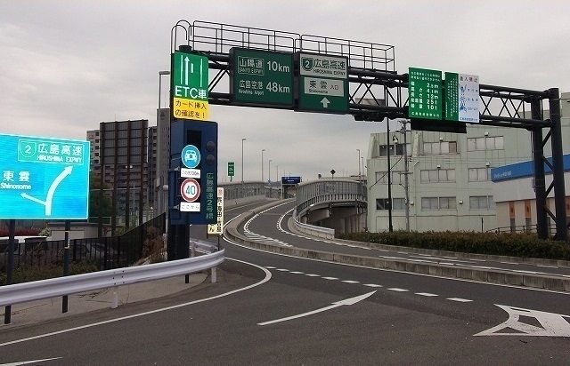 近くの広島高速東雲インターまで2,500m（徒歩32分）