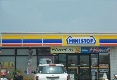 近くのミニストップ小村店さんまで240m（徒歩3分）
