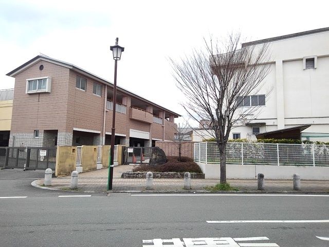 近くの中広川小学校まで620m（徒歩8分）