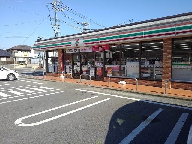 近くのコンビニまで630m（徒歩8分）