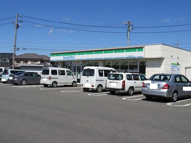 近くのファミリーマート北勢麻生田店まで450m(徒歩6分)