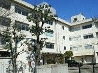 近くの小糸小学校まで700m(徒歩9分)