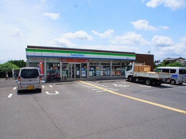 近くのファミリーマート上尾藤波店まで460m(徒歩6分)
