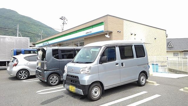 近くのファミリーマートまで550m(徒歩7分)