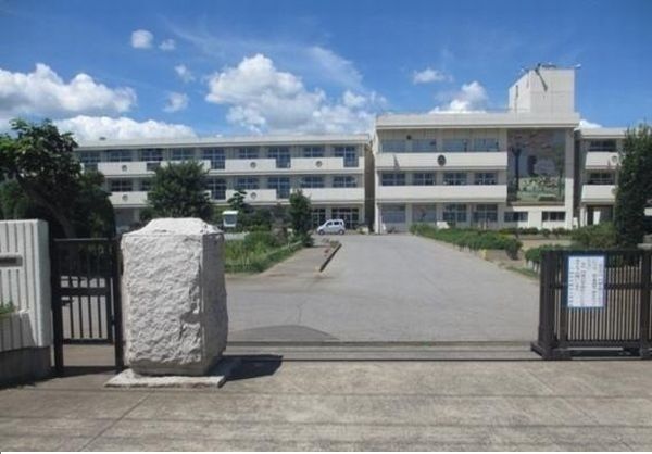 近くの八街市立実住小学校まで600m（徒歩8分）