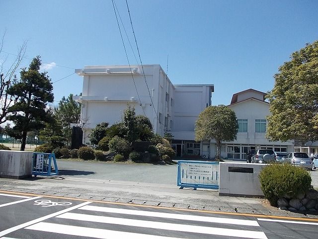 近くの豊岡中学校まで1,100m(徒歩14分)
