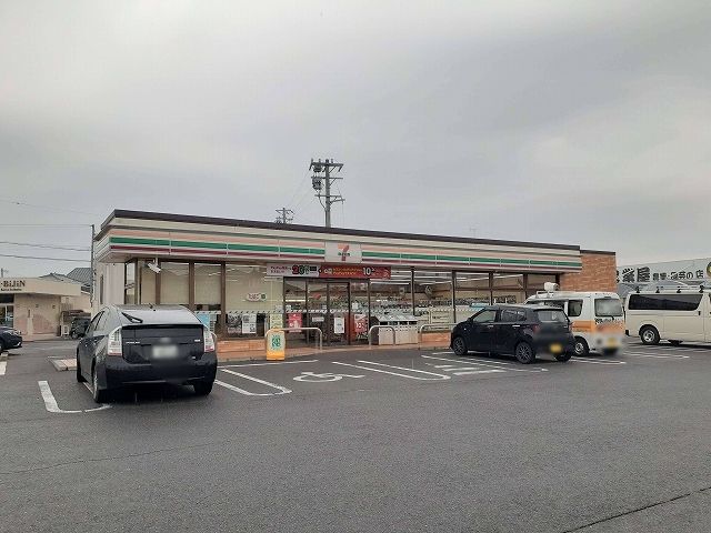 近くのセブンイレブン岡田1丁目店まで700m(徒歩9分)