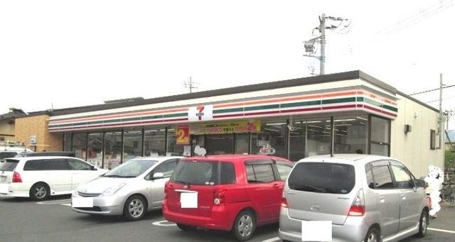 近くのコンビニまで200m（徒歩3分）