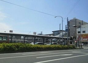 近くの駅まで1,210m（徒歩16分）