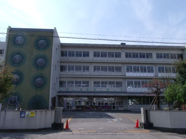 近くの南小立野小学校まで1,000m（徒歩13分）