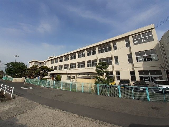近くの灘崎小学校まで600m（徒歩8分）
