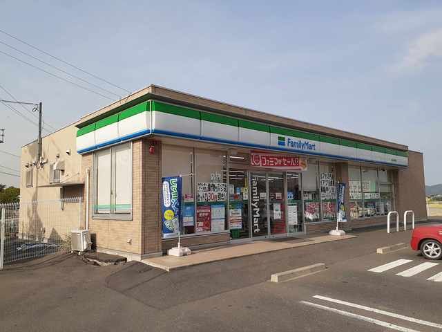 近くのファミリマート片岡店まで1,300m（徒歩17分）