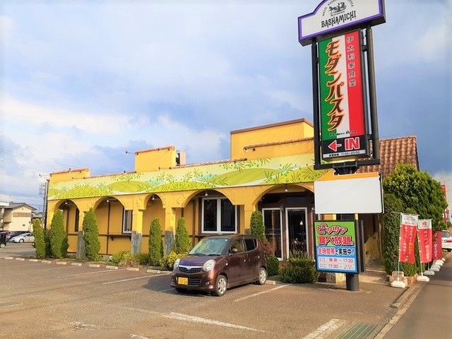 近くの飲食店まで400m（徒歩5分）