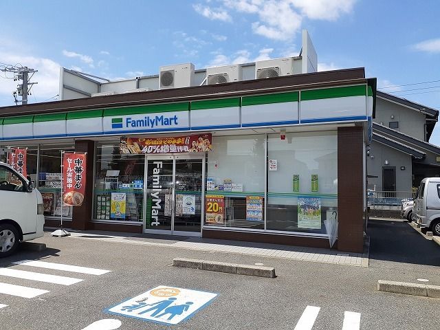 近くのファミリーマート岐阜六条店まで500m（徒歩7分）