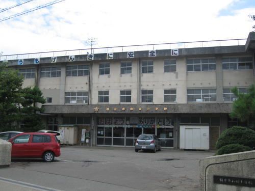 近くの小学校まで750m（徒歩10分）