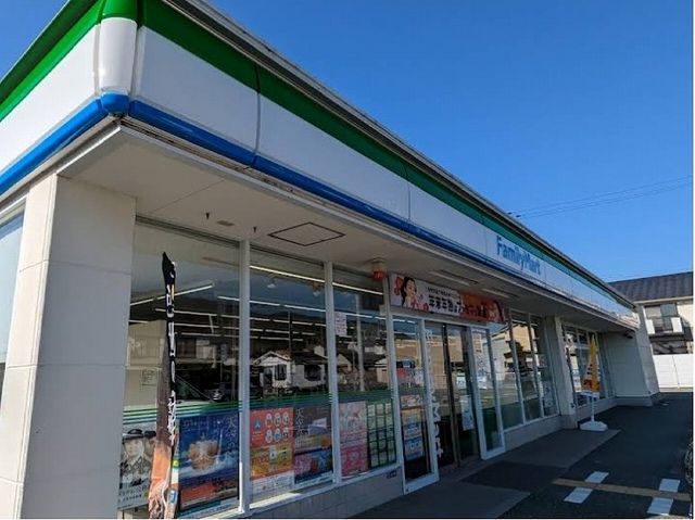 近くのファミリーマートまで850m（徒歩11分）