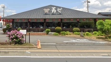近くの万世所沢店まで500m（徒歩7分）