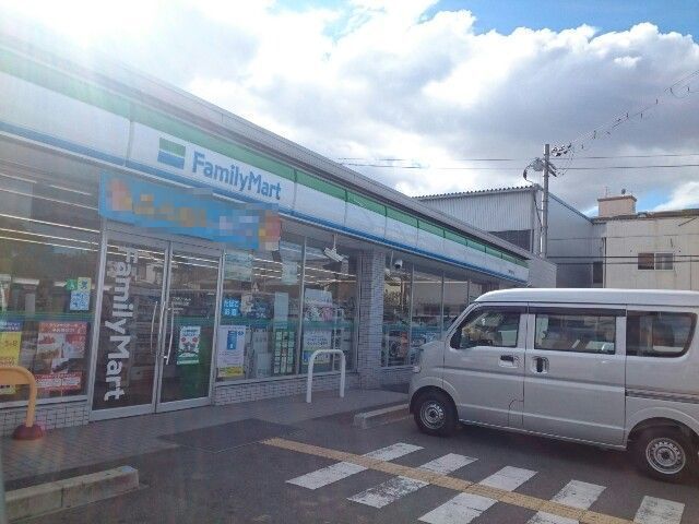 近くのファミリーマート様まで600m（徒歩8分）