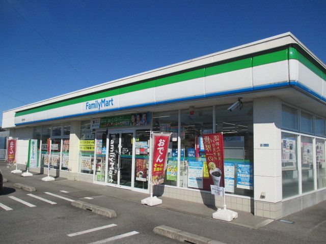 近くのファミリーマート鹿沼幸町店まで70m（徒歩1分）