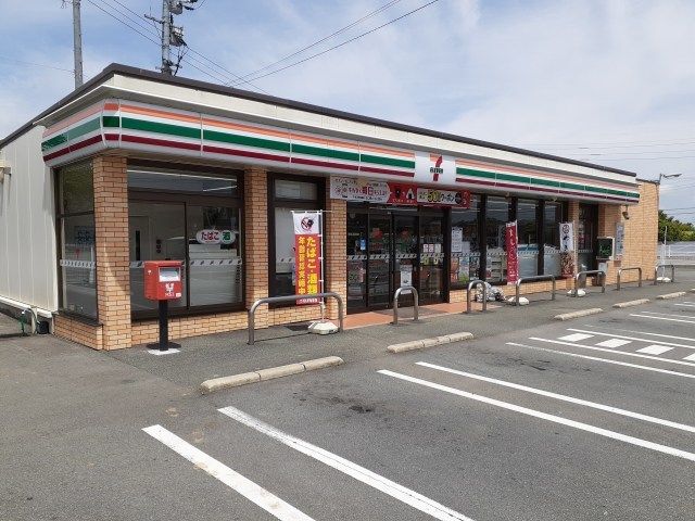 近くのセブンイレブン鹿子木店まで570m（徒歩8分）