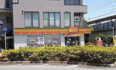 近くのデイリーヤマザキ上牧店まで750m（徒歩10分）
