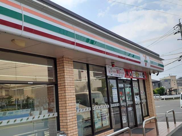 近くのコンビニまで303m（徒歩4分）