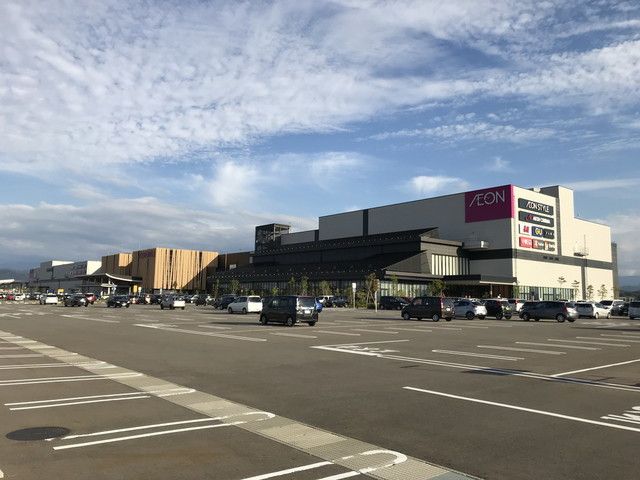 近くのイオンモール新小松まで1,100m(徒歩14分)