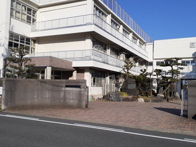 近くの羽島中学校まで290m(徒歩4分)