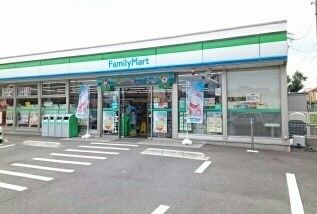 近くのファミリーマートまで340m（徒歩5分）